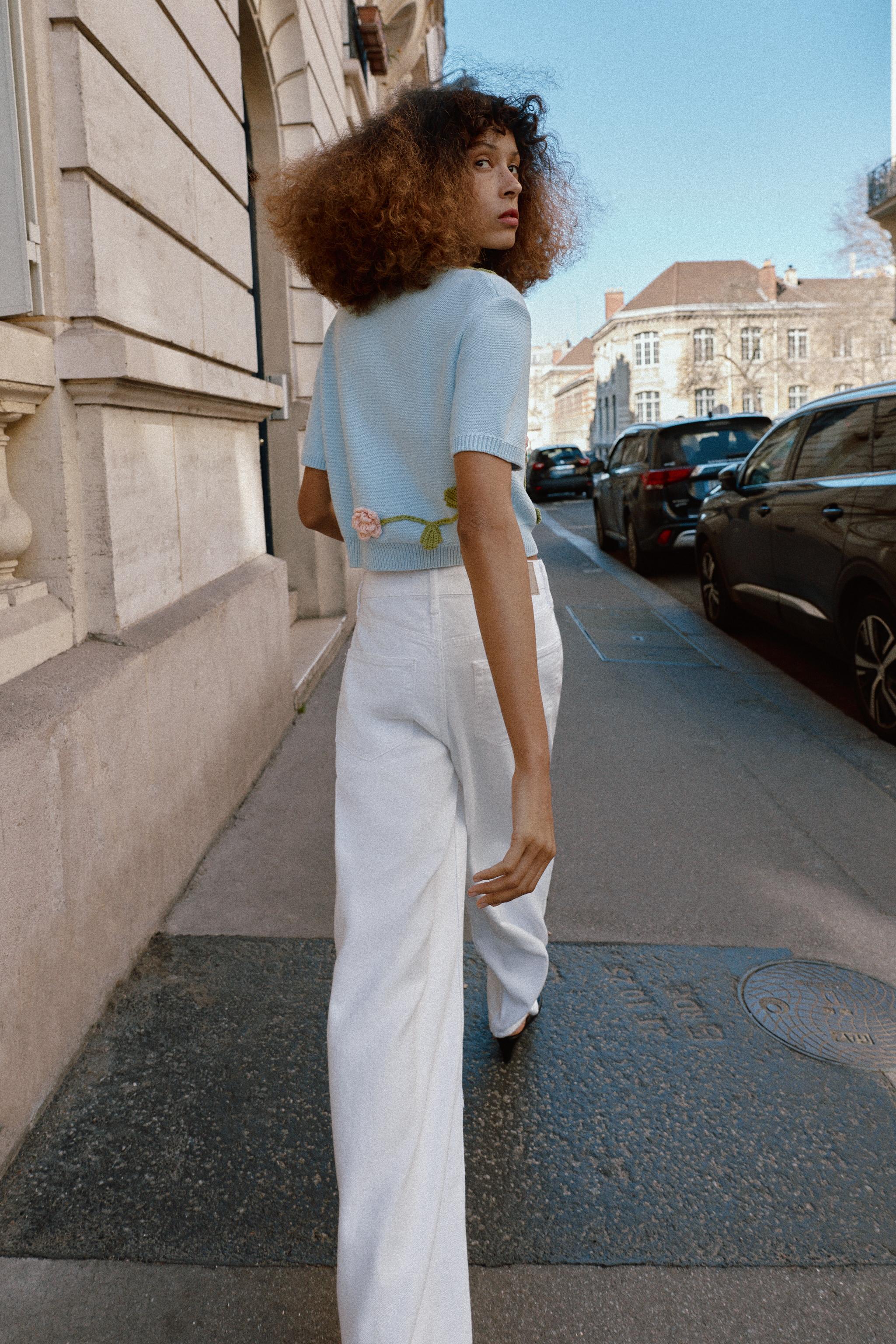 PULL EN MAILLE À FLEURS ET MANCHES COURTES